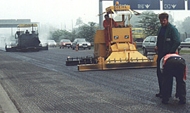 Strassentrockner im Verbund mit dem Fertiger